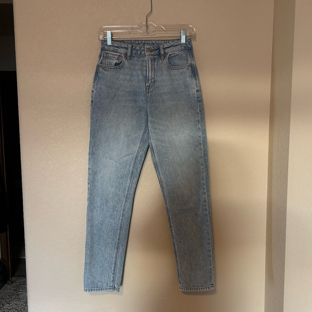 American Eagle Mid Rise Strigid Mom Jean 0